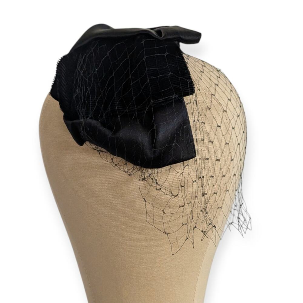 Elegant Vintage Black Satin Bow & Velvet Fascinator with Birdcage Netting - Picture 6 of 6